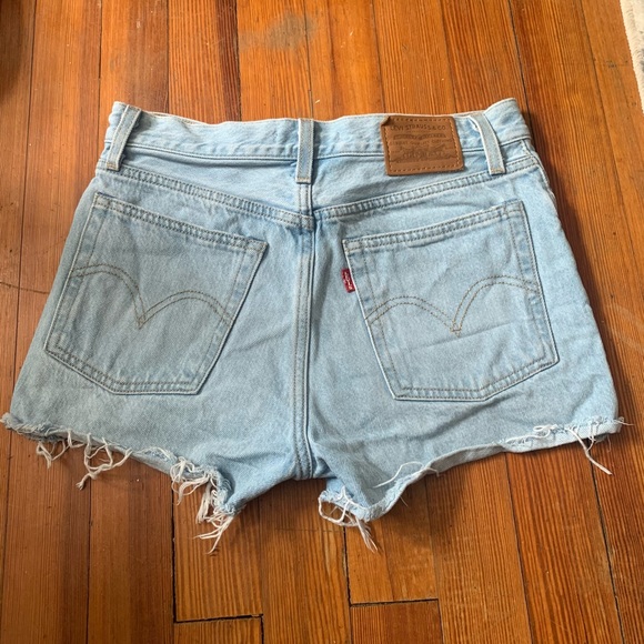 Vintage Levi denim shorts - Picture 3 of 7